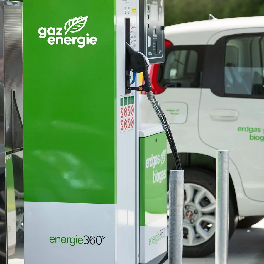 CNG-Tankstelle, Fahrzeug beim Betanken