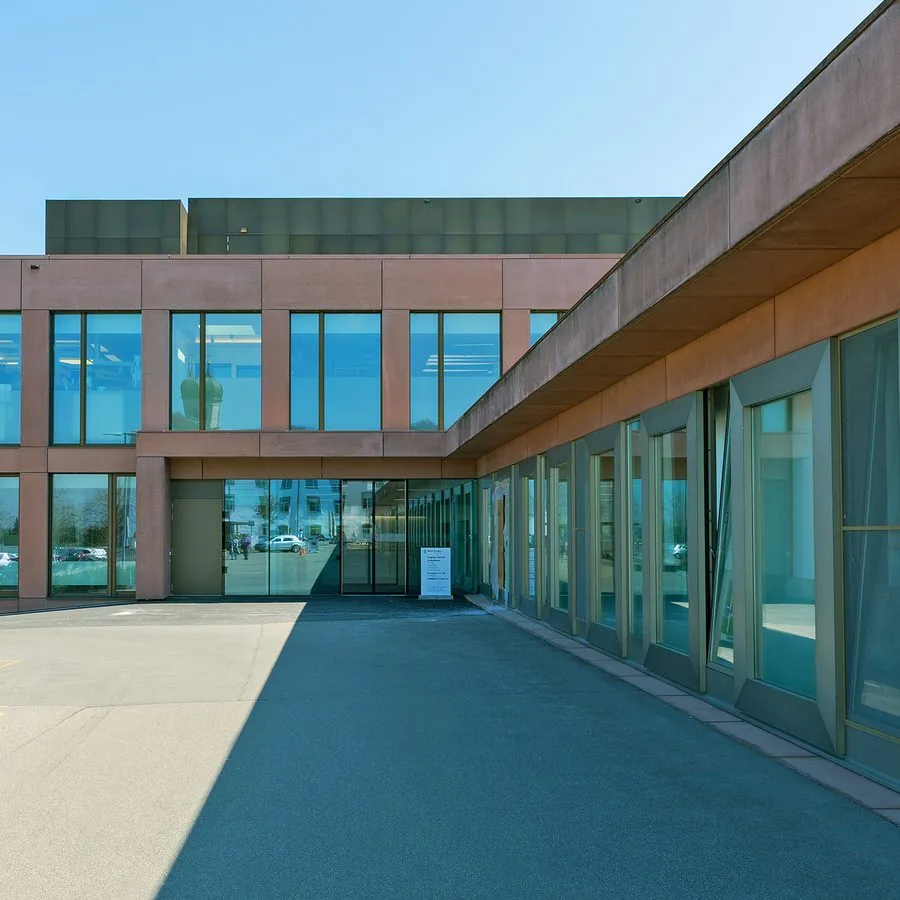 Aussenansicht eines Gesundheitsimmobilien-Gebäudes mit Glasfassade